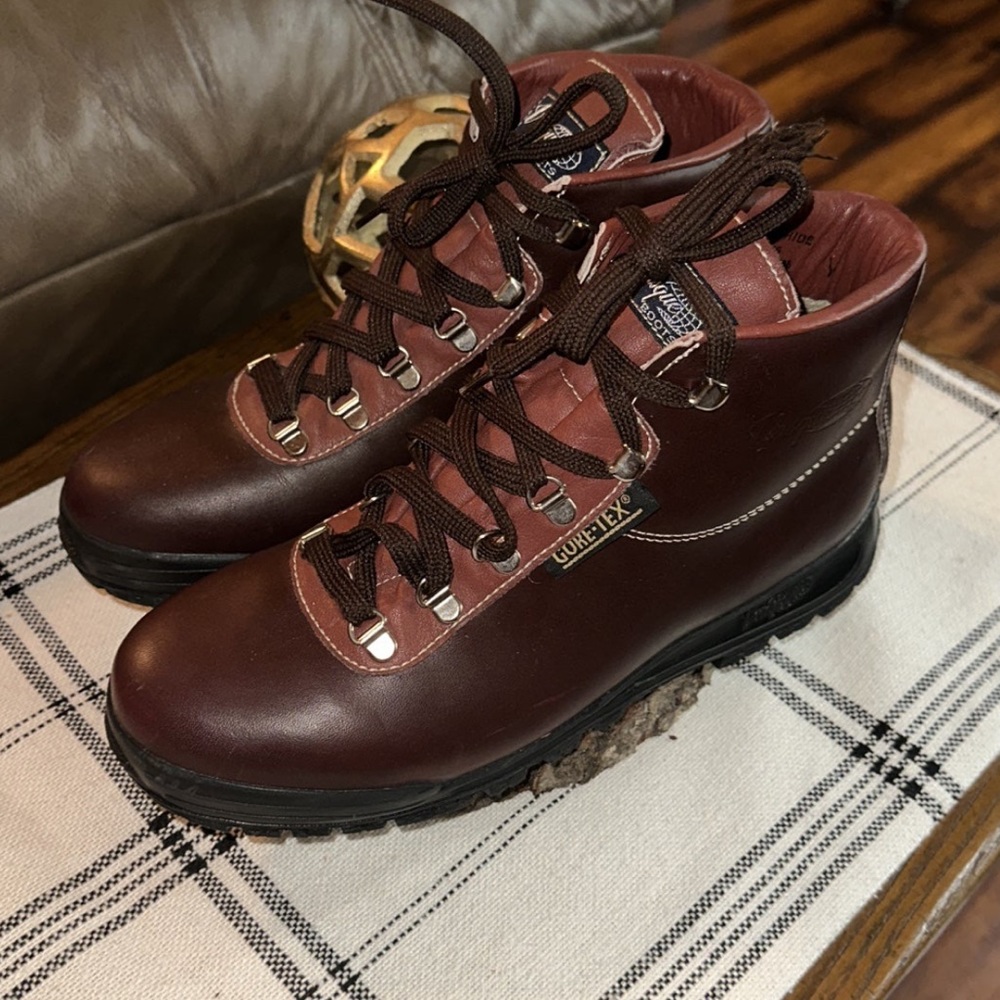 NWT Vasque Women’s Boots Size 9